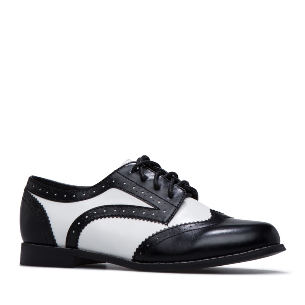 Women's flat lace up shoes